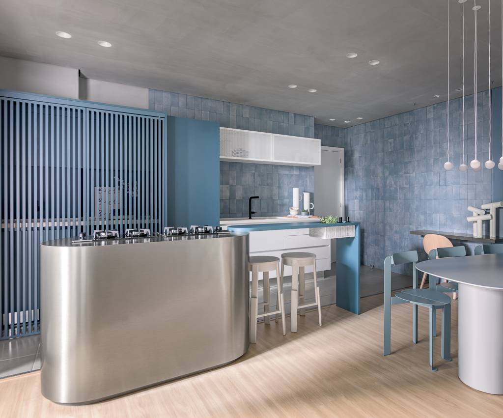 tudo-azul-tom-aparece-em-paredes-azulejos-e-arte-neste-ape-de-74-m-bohrer-arquitetos-07-cozinha-inox Tudo azul! Tom aparece em paredes, azulejos e arte neste apê de 74 m². Projeto de Bohrer Arquitetos.