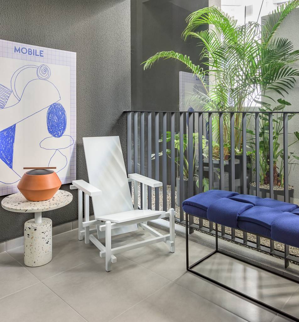 tudo-azul-tom-aparece-em-paredes-azulejos-e-arte-neste-ape-de-74-m-bohrer-arquitetos-12-varanda Tudo azul! Tom aparece em paredes, azulejos e arte neste apê de 74 m². Projeto de Bohrer Arquitetos.