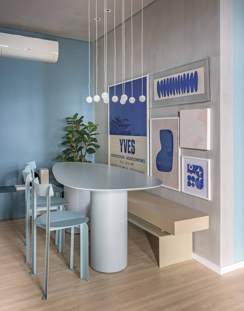 tudo-azul-tom-aparece-em-paredes-azulejos-e-arte-neste-ape-de-74-m-bohrer-arquitetos-13-jantar Tudo azul! Tom aparece em paredes, azulejos e arte neste apê de 74 m². Projeto de Bohrer Arquitetos.