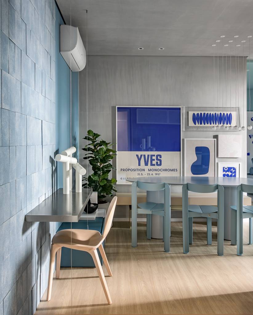 tudo-azul-tom-aparece-em-paredes-azulejos-e-arte-neste-ape-de-74-m-bohrer-arquitetos-26 Tudo azul! Tom aparece em paredes, azulejos e arte neste apê de 74 m². Projeto de Bohrer Arquitetos.