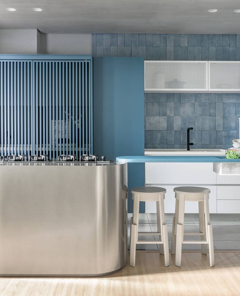 tudo-azul-tom-aparece-em-paredes-azulejos-e-arte-neste-ape-de-74-m-bohrer-arquitetos-27 Tudo azul! Tom aparece em paredes, azulejos e arte neste apê de 74 m². Projeto de Bohrer Arquitetos.