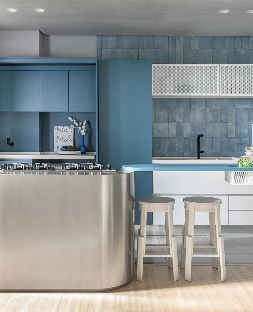 tudo-azul-tom-aparece-em-paredes-azulejos-e-arte-neste-ape-de-74-m-bohrer-arquitetos-28 Tudo azul! Tom aparece em paredes, azulejos e arte neste apê de 74 m². Projeto de Bohrer Arquitetos.