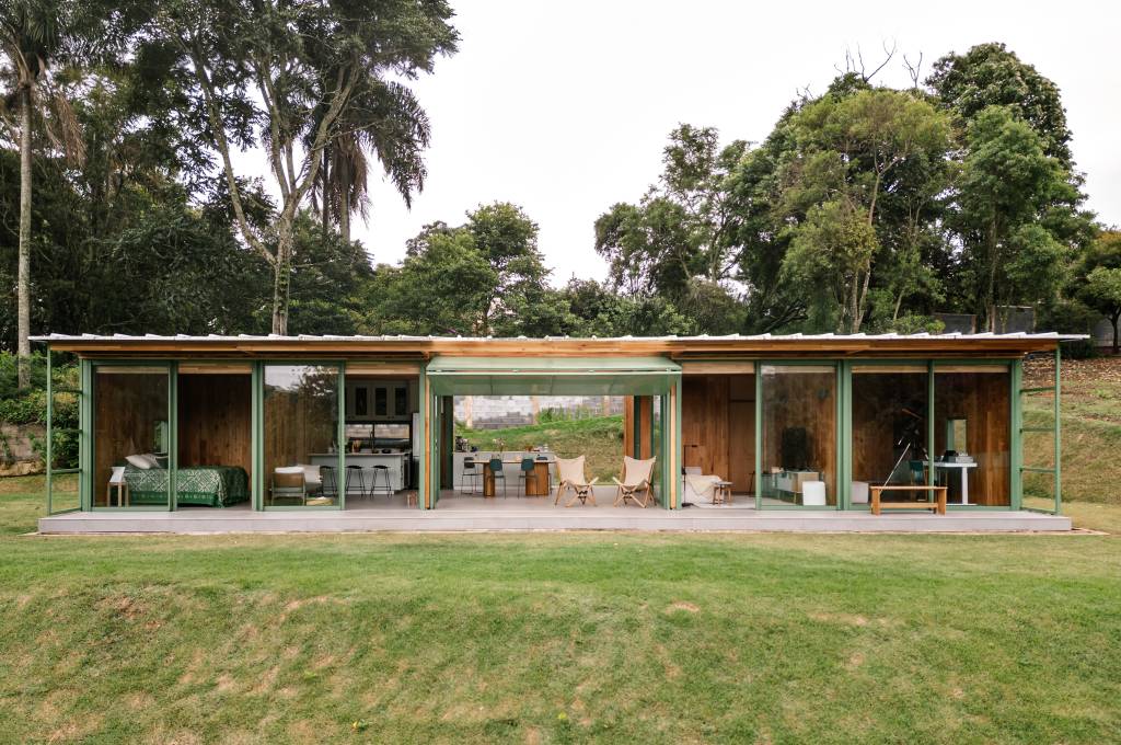 varanda-com-telhas-transparentes-fica-entre-blocos-de-casa-em-clt-montada-em-1-semana-nitsche-arquitetos-01 Varanda com telhas transparentes fica entre blocos de casa em CLT montada em 1 semana. Projeto de Nitsche Arquitetos.