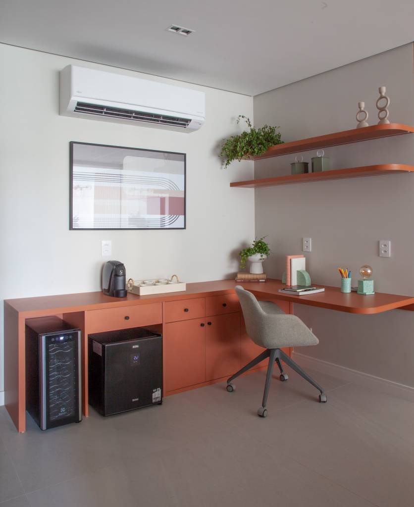4-projetos-com-home-offices-em-salas-de-estar-elegantes-e-diferentes-projeto-mari-milani-05-laranja-terroso 4 projetos com home offices em salas de estar elegantes e diferentes. Projeto de Mari Milani.