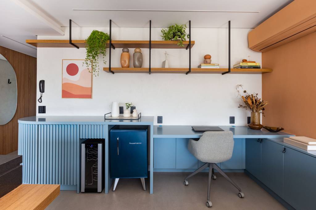 4 projetos com home offices em salas de estar elegantes e diferentes