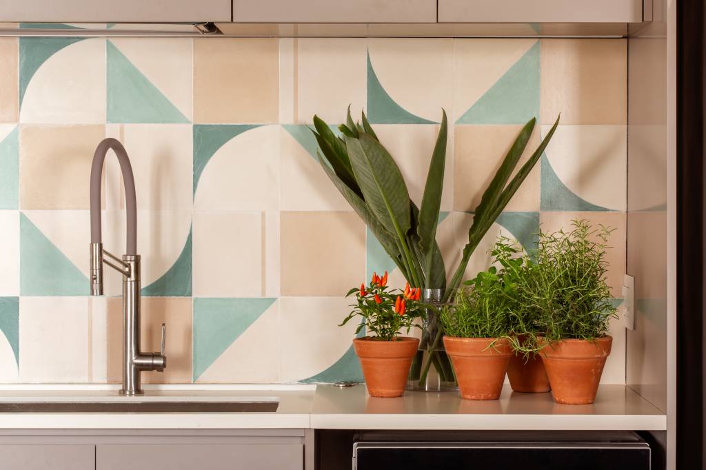 ape-ganha-sofa-pequeno-embutido-na-marcenaria-para-contemplar-vista-w-arquitetura-10-cozinha-plantas-horta-ladrilhos Apê ganha sofá pequeno embutido na marcenaria para contemplar vista. Projeto de W. Arquitetura.