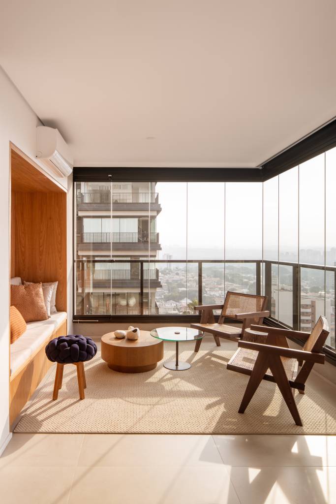 ape-ganha-sofa-pequeno-embutido-na-marcenaria-para-contemplar-vista-w-arquitetura-20-varanda-janela Apê ganha sofá pequeno embutido na marcenaria para contemplar vista. Projeto de W. Arquitetura.