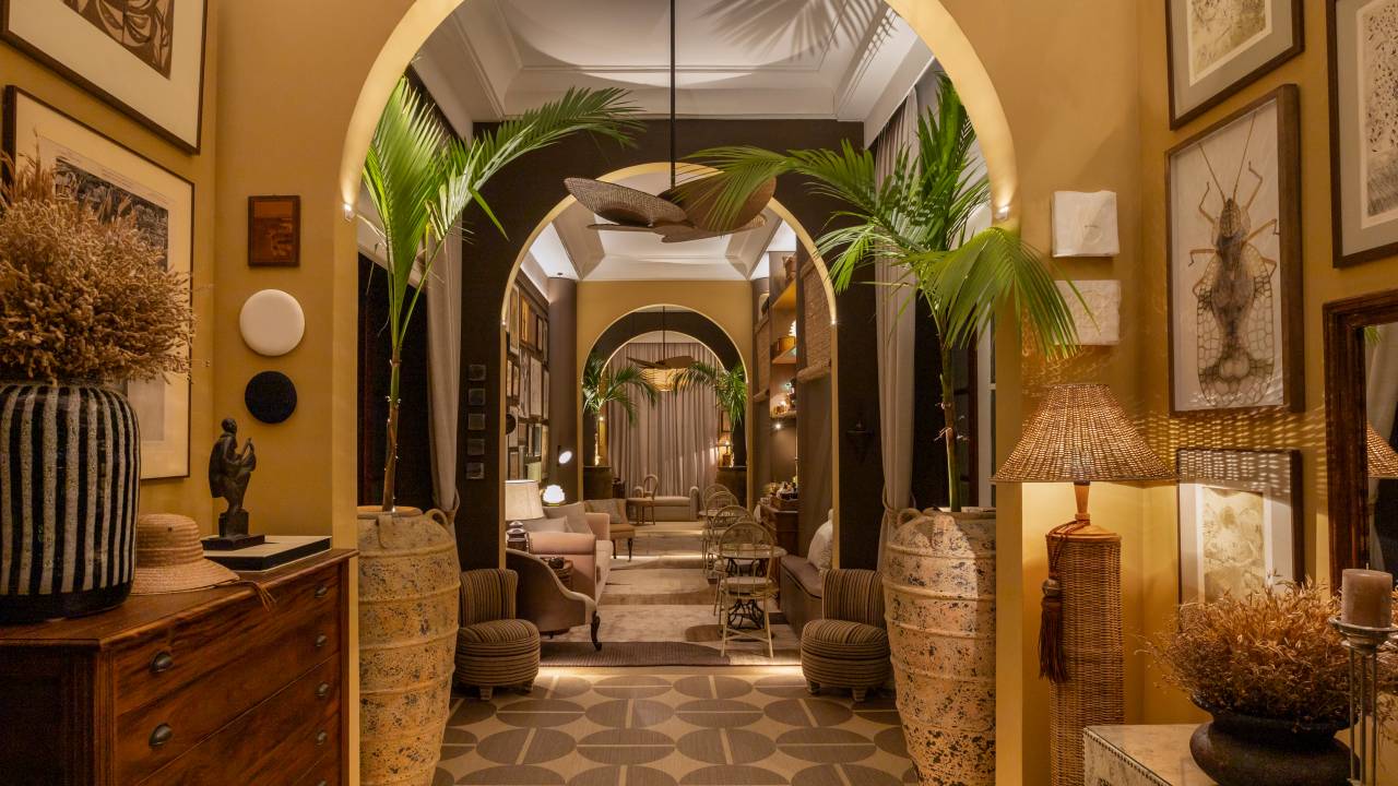 Arcos setorizam os cinco ambientes de hotel na CASACOR SP. Frezza & Figueiredo Arquitetura e Interiores.