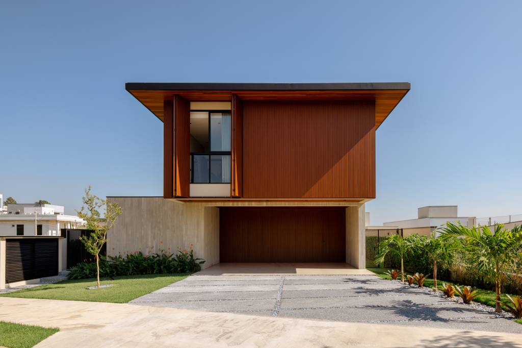 brises-e-ripas-em-metal-e-concreto-garantem-privacidade-e-transparencia-nesta-casa-tagua-arquitetura-02 Brises e ripas em metal e concreto garantem privacidade e transparência nesta casa. Taguá Arquitetura.