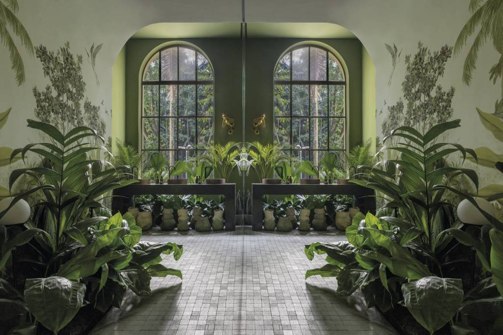 Dois banheiros inacreditáveis da CASACOR São Paulo. Projeto de Traço 8 Arquitetura.
