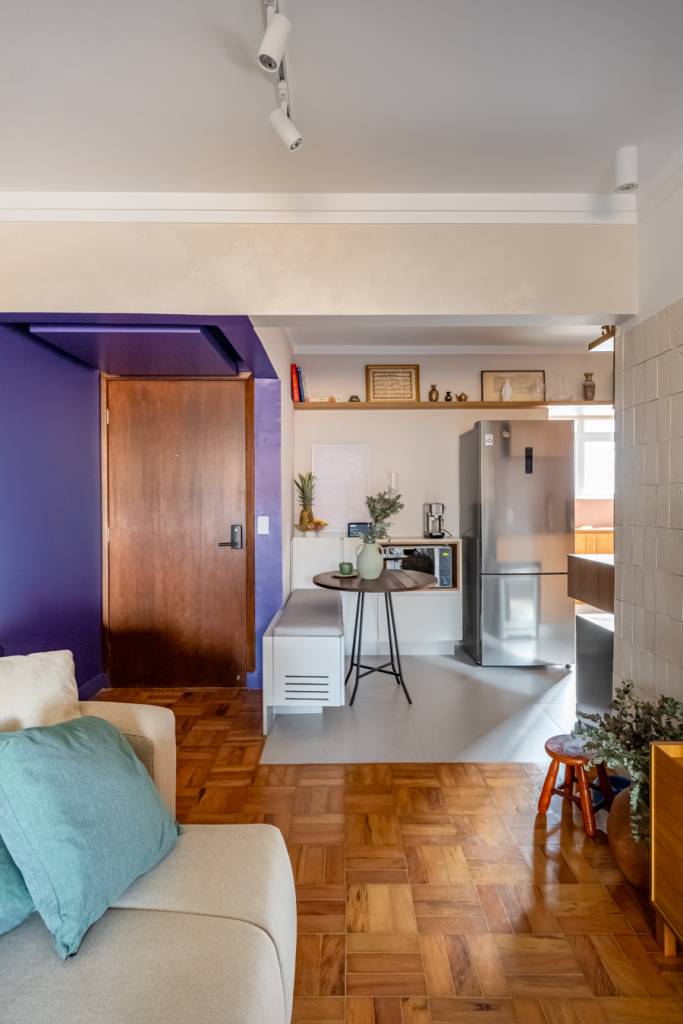 Hall de entrada roxo e decoração afetiva marcam apê de 74 m². Projeto de GoUp Arquitetura.