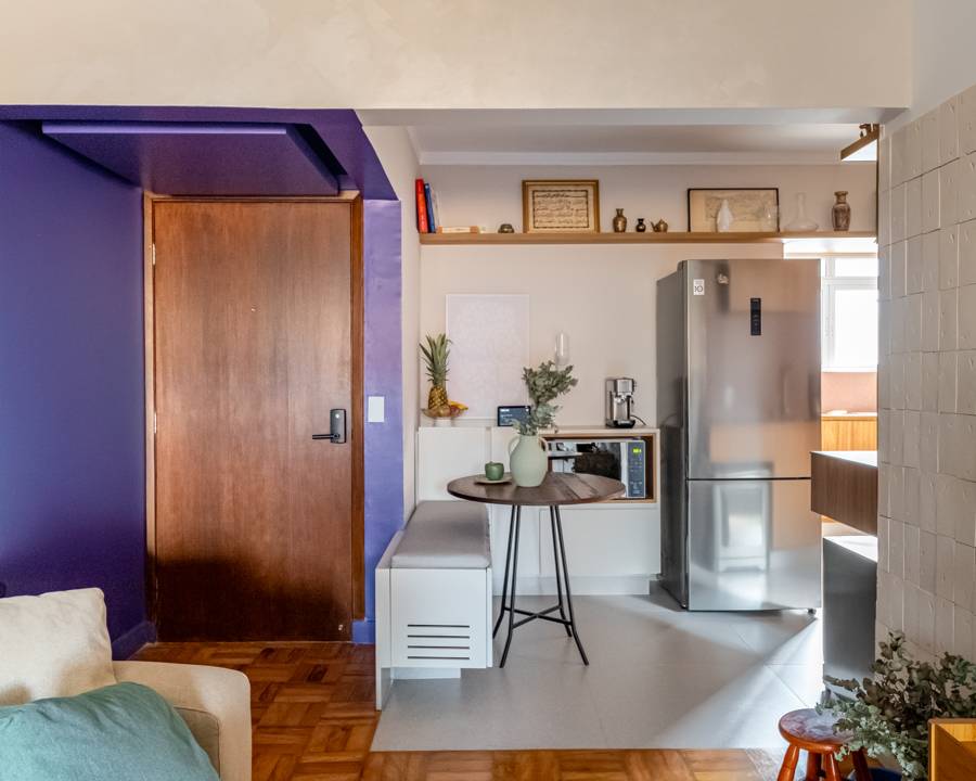 Hall de entrada roxo e decoração afetiva marcam apê de 74 m². Projeto de GoUp Arquitetura.