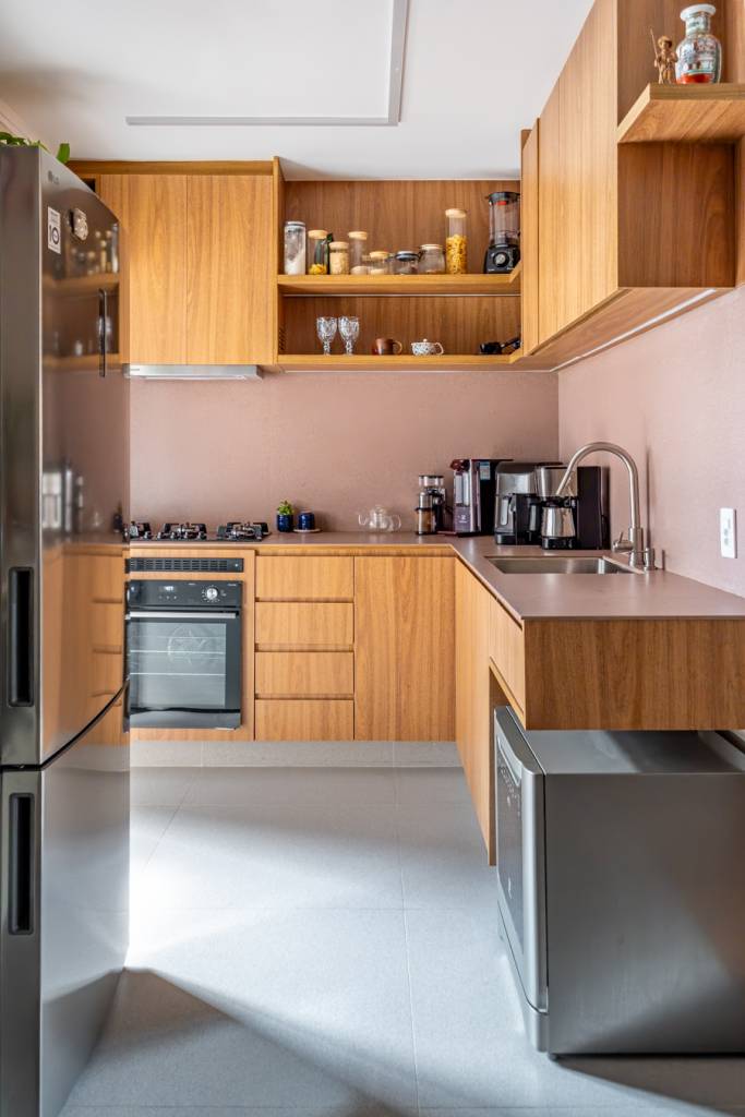 Hall de entrada roxo e decoração afetiva marcam apê de 74 m². Projeto de GoUp Arquitetura.