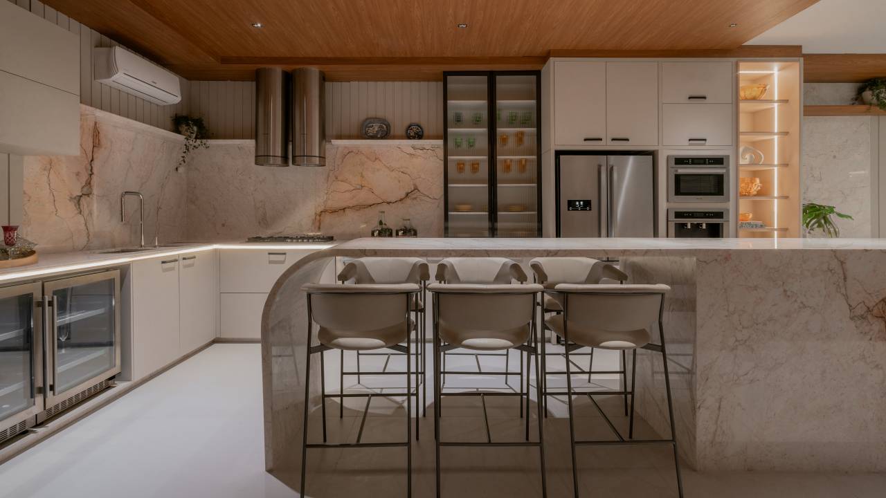 Mármore de veios rosados é o destaque desta área gourmet. Projeto de Juliani Zanelato para da CASACOR Rio Grande do Sul.