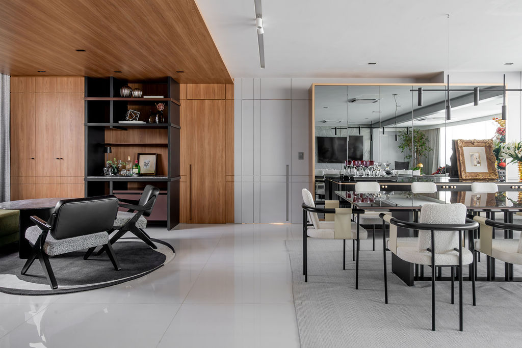 Painéis de madeira equilibram cinza e branco neste apartamento moderno em Fortaleza. Projeto de Romário Rodrigues.