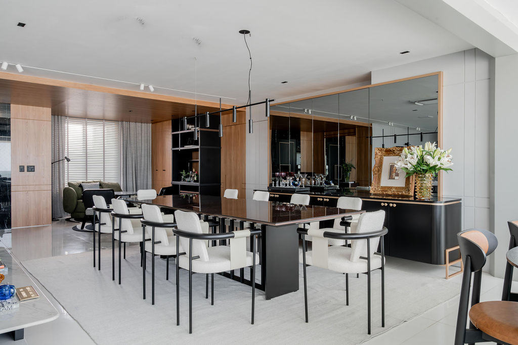 paineis-de-madeira-equilibram-cinza-e-branco-neste-apartamento-moderno-em-fortaleza-romario-rodrigues-12 Painéis de madeira equilibram cinza e branco neste apartamento moderno em Fortaleza. Projeto de Romário Rodrigues.