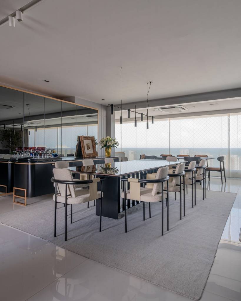 paineis-de-madeira-equilibram-cinza-e-branco-neste-apartamento-moderno-em-fortaleza-romario-rodrigues-16 Painéis de madeira equilibram cinza e branco neste apartamento moderno em Fortaleza. Projeto de Romário Rodrigues.