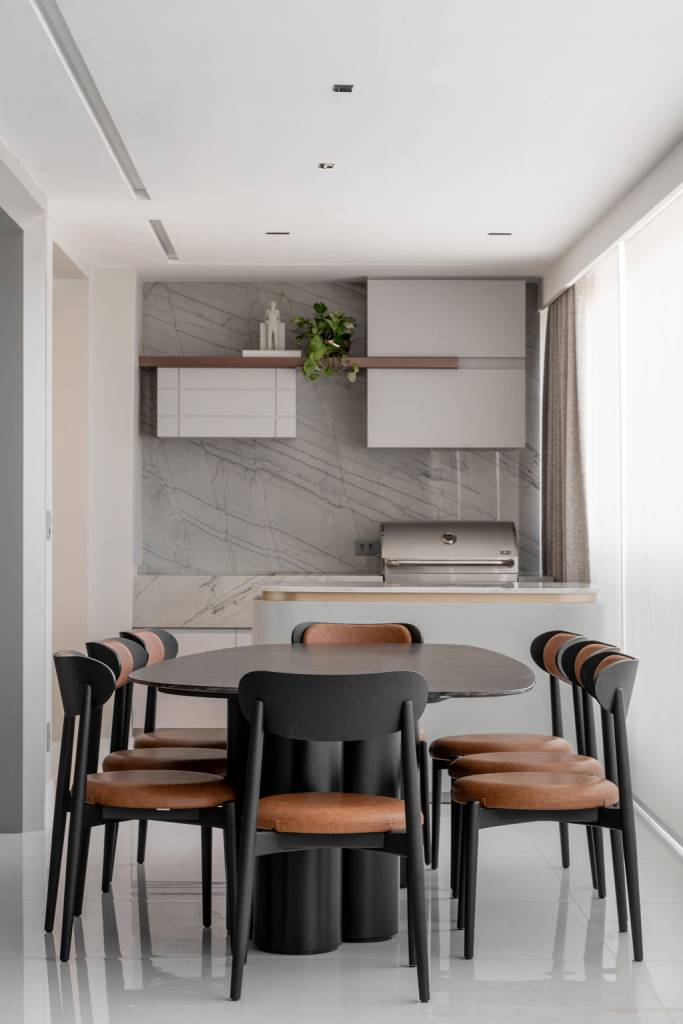 paineis-de-madeira-equilibram-cinza-e-branco-neste-apartamento-moderno-em-fortaleza-romario-rodrigues-17 Painéis de madeira equilibram cinza e branco neste apartamento moderno em Fortaleza. Projeto de Romário Rodrigues.