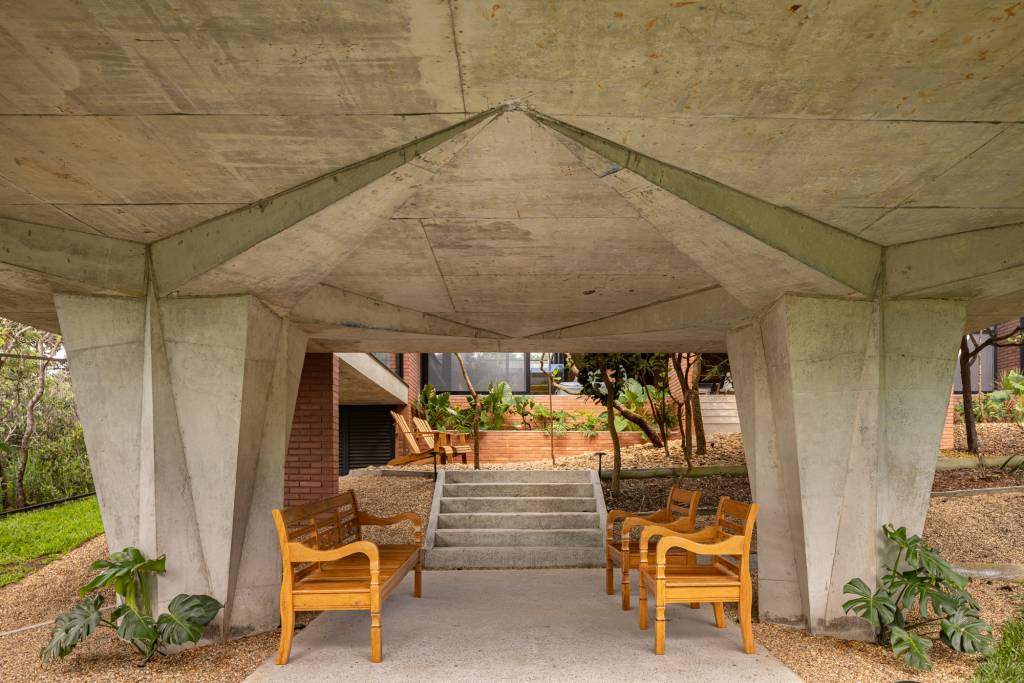 passarela-com-brises-metalicos-amarelos-conectam-areas-desta-casa-no-mato-hersen-mendes-arquitetura-10 Passarela com brises metálicos amarelos conectam áreas desta casa no mato. Projeto de Hersen Mendes Arquitetura.