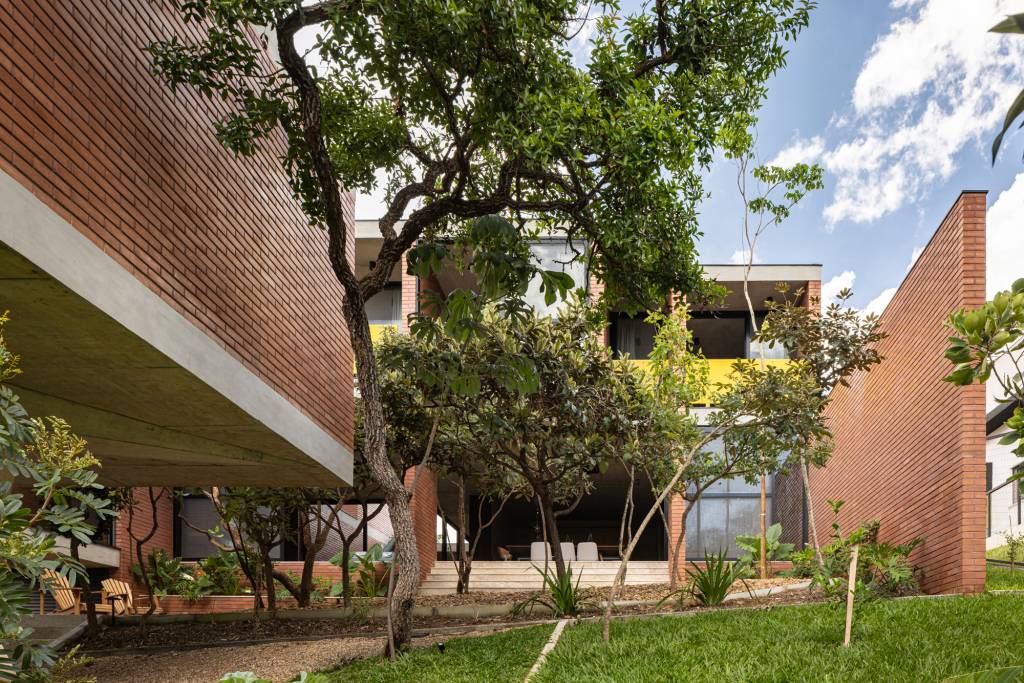 passarela-com-brises-metalicos-amarelos-conectam-areas-desta-casa-no-mato-hersen-mendes-arquitetura-12 Passarela com brises metálicos amarelos conectam áreas desta casa no mato. Projeto de Hersen Mendes Arquitetura.