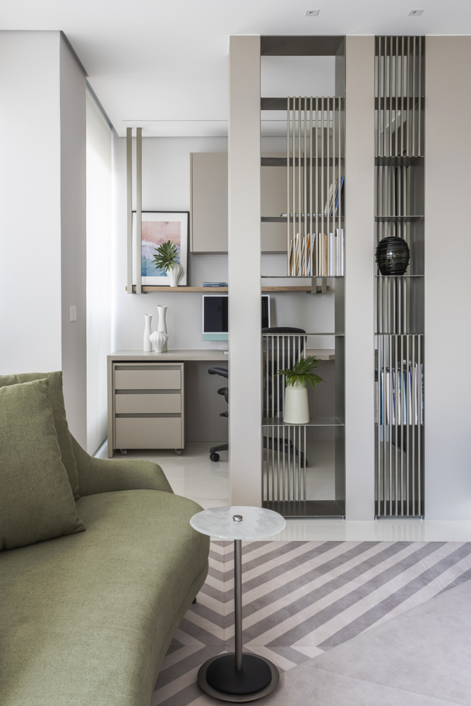 poltronas-giratorias-e-um-banco-clean-se-combinam-para-criar-sala-elegante-em-ape-daniela-antinolfi-06-home-office Poltronas giratórias e um banco clean se combinam para criar sala elegante em apê. Projeto de Daiane Antinolfi.