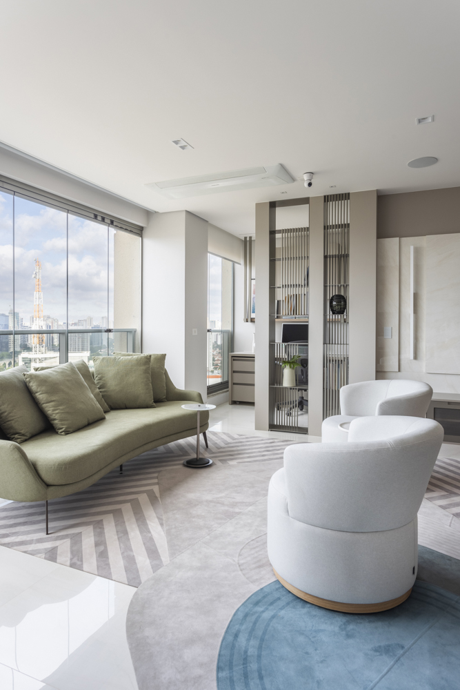 poltronas-giratorias-e-um-banco-clean-se-combinam-para-criar-sala-elegante-em-ape-daniela-antinolfi-11 Poltronas giratórias e um banco clean se combinam para criar sala elegante em apê. Projeto de Daiane Antinolfi.