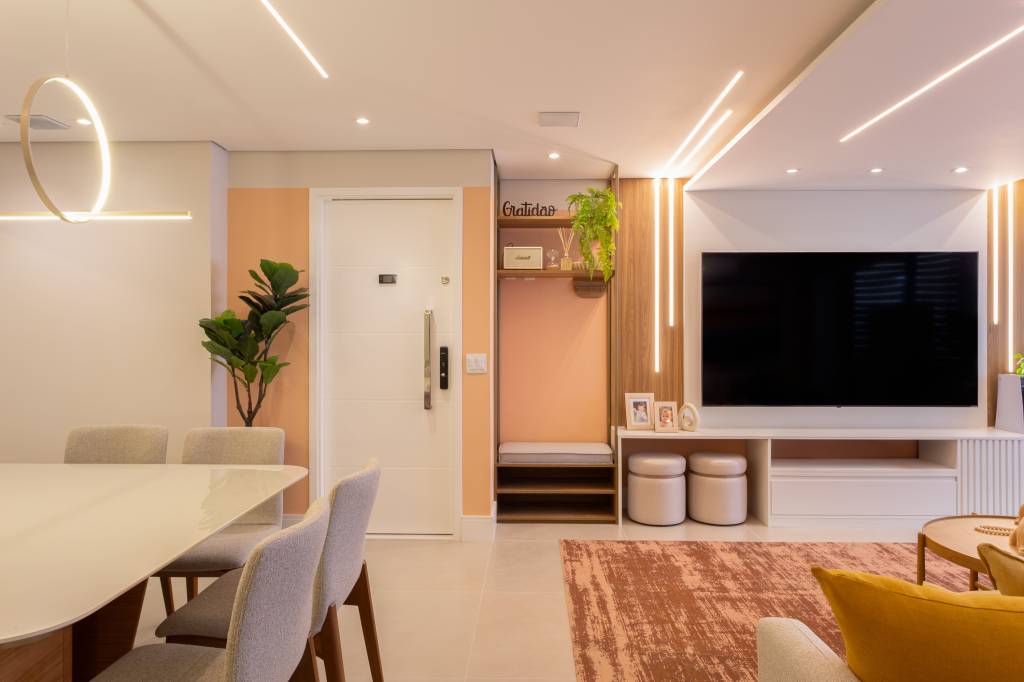 por-do-sol-inspira-paleta-de-cores-deste-apartamento-rmv-interiores-08-sala-iluminacao Pôr do sol inspira paleta de cores deste apartamento. Projeto de RMV Interiores.
