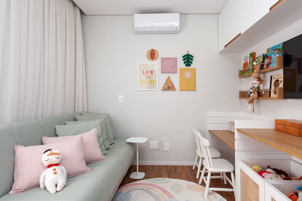 quarto-de-servico-vira-home-office-com-reforma-neste-apartamento-no-brooklin-thais-monfre-08-quarto-infantil Quarto de serviço vira home office com reforma neste apartamento no Brooklin. Projeto de Thais Monfré Arquitetura.
