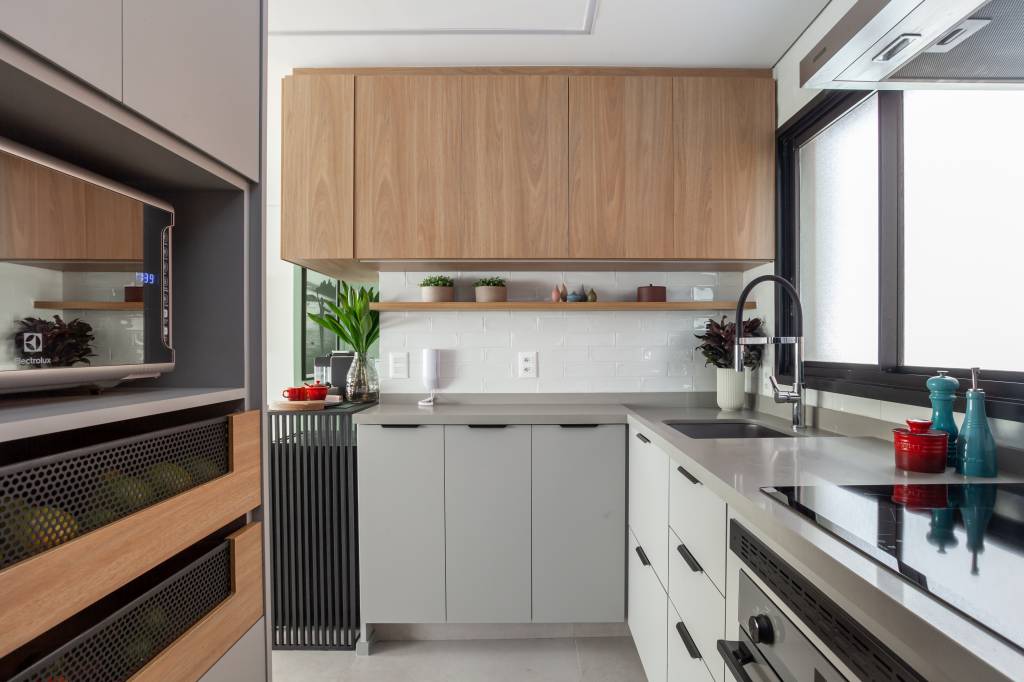 quarto-de-servico-vira-home-office-com-reforma-neste-apartamento-no-brooklin-thais-monfre-17-cozinha Quarto de serviço vira home office com reforma neste apartamento no Brooklin. Projeto de Thais Monfré Arquitetura.