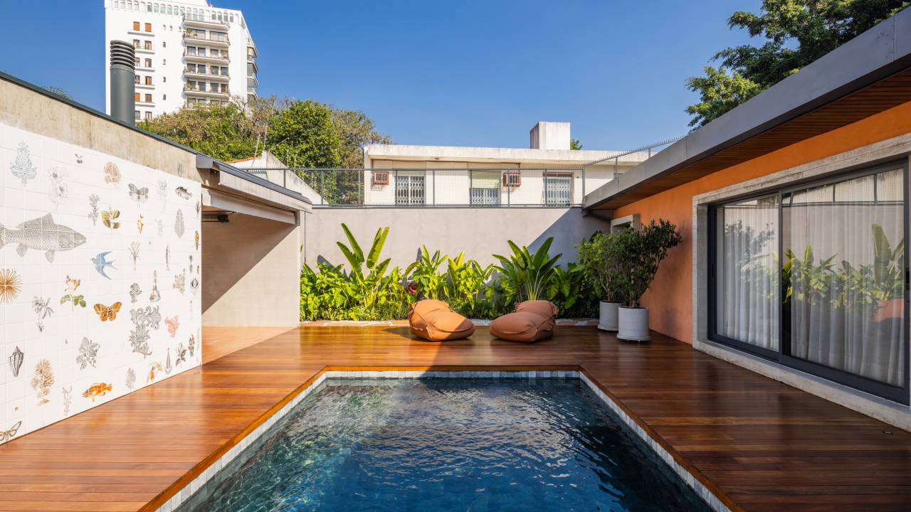 Volume de concreto integra banheiro, closet e área gourmet nesta casa. Projeto de Goiva Arquitetura.