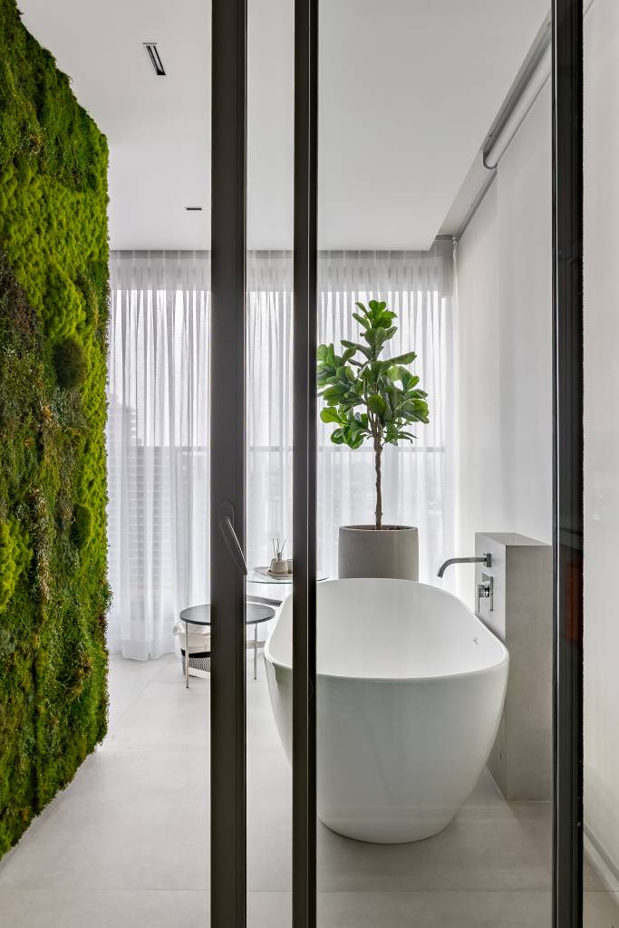 Apartamento com quatro suítes tem jardim de musgo no banheiro. Projeto de Martina Galera Arquitetura.