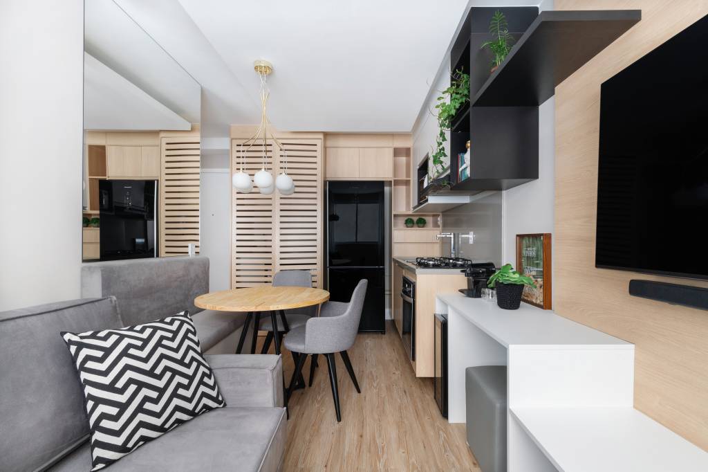 Apartamento compacto de 29 m² tem cozinha preta e branca cheia de estilo