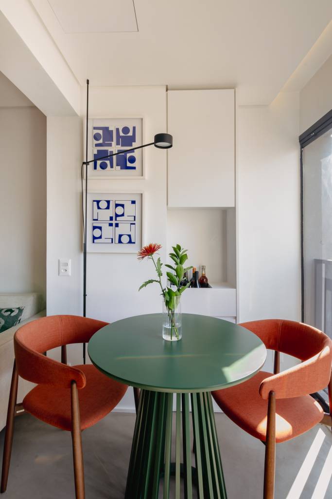 Apê pequeno tem home office verde e estiloso oculto na marcenaria. Projeto de COTA 760 Arquitetura.