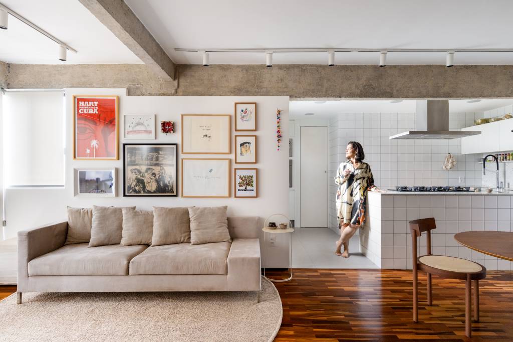 Apê tem piso de tacos reciclados e azulejos brancos pequenos na cozinha