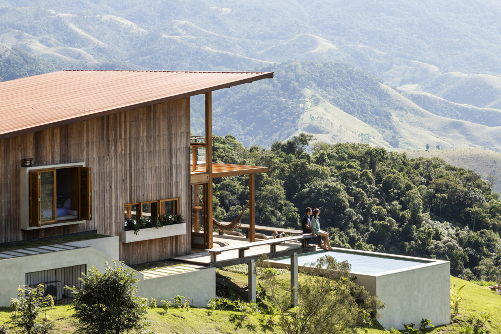 Cabana de campo dos sonhos na Mantiqueira tem bay windows para contemplar a paisagem