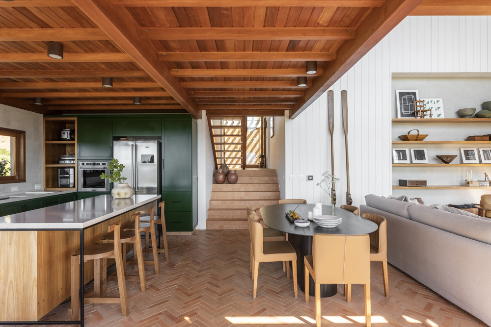 Cabana de campo dos sonhos na Mantiqueira tem bay windows para contemplar a paisagem. Projeto de Lucio Fleury Arquitetura.