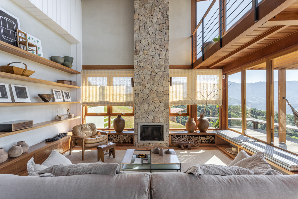Cabana de campo dos sonhos na Mantiqueira tem bay windows para contemplar a paisagem. Projeto de Lucio Fleury Arquitetura.