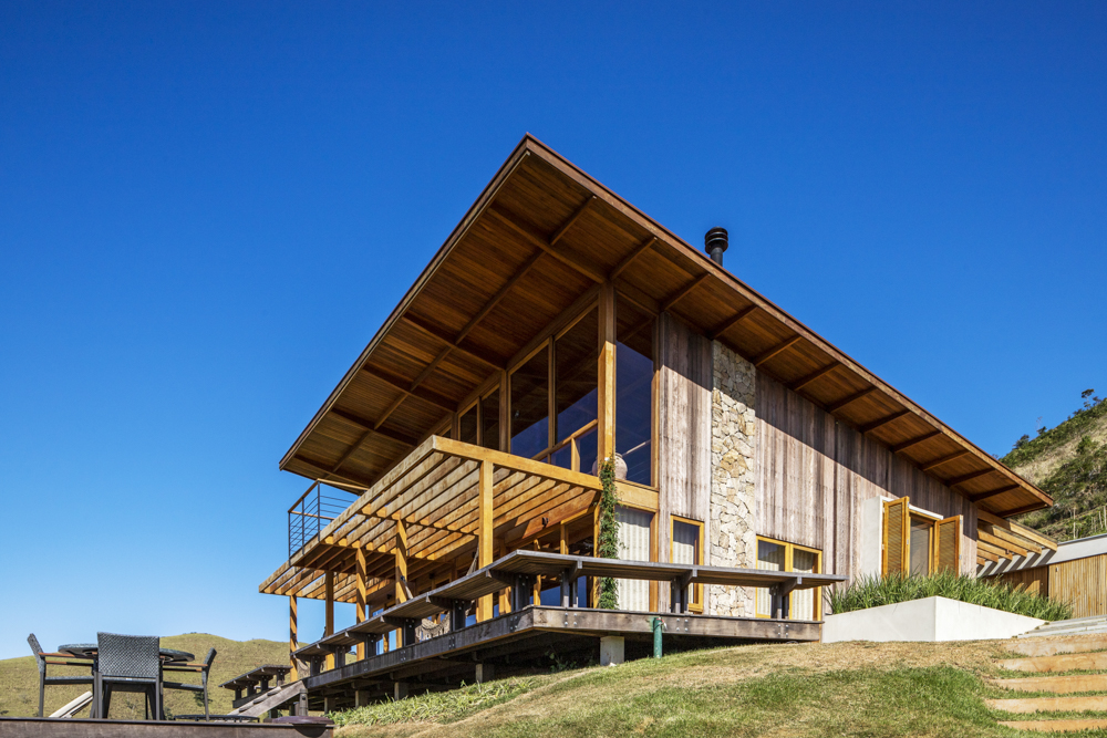 Cabana de campo dos sonhos na Mantiqueira tem bay windows para contemplar a paisagem. Projeto de Lucio Fleury Arquitetura.