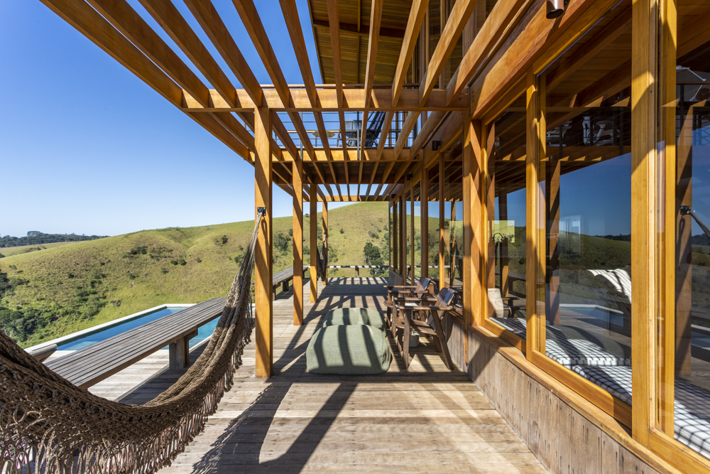 Cabana de campo dos sonhos na Mantiqueira tem bay windows para contemplar a paisagem. Projeto de Lucio Fleury Arquitetura.