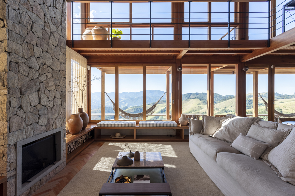 Cabana de campo dos sonhos na Mantiqueira tem bay windows para contemplar a paisagem. Projeto de Lucio Fleury Arquitetura.