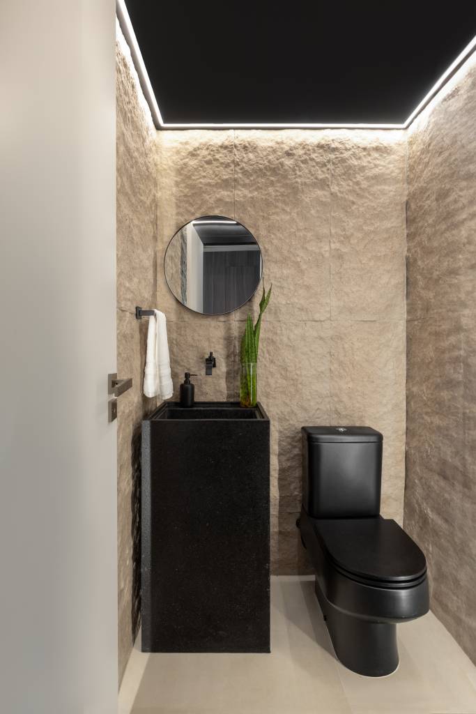 Cobertura tem área externa com hidromassagem e vista para a cidade. Projeto de Cecília Herculano.