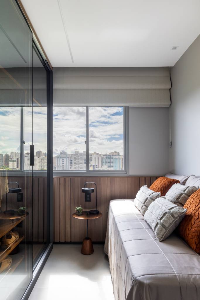 Cobertura tem área externa com hidromassagem e vista para a cidade. Projeto de Cecília Herculano.