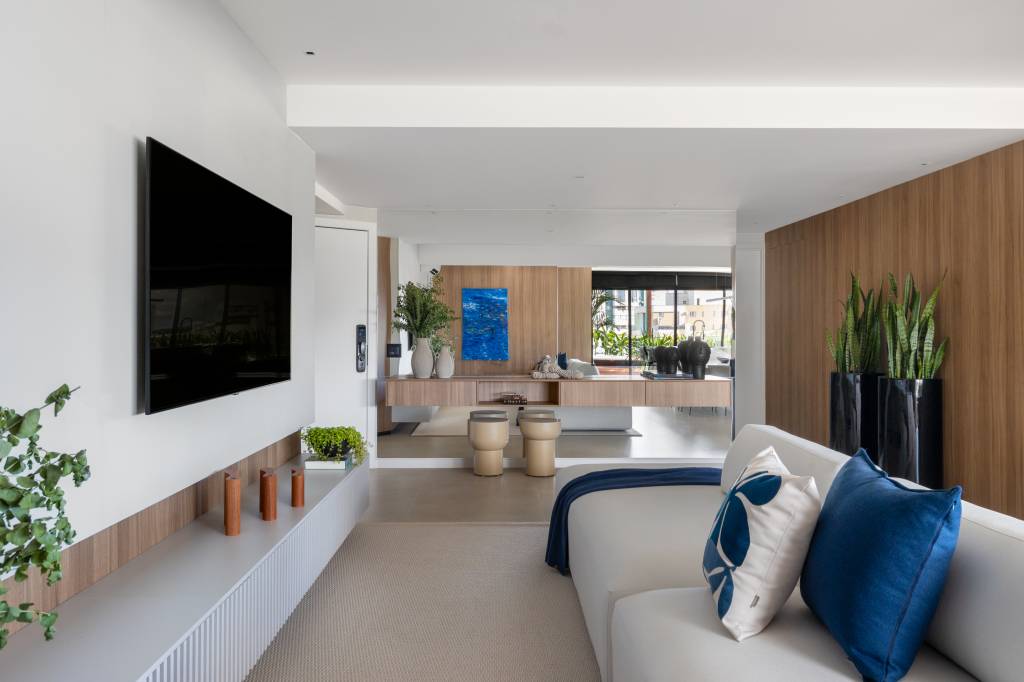 Cobertura tem área externa com hidromassagem e vista para a cidade. Projeto de Cecília Herculano.