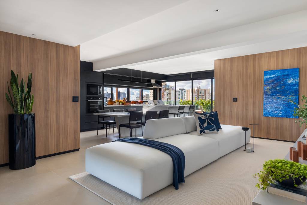 Cobertura tem área externa com hidromassagem e vista para a cidade. Projeto de Cecília Herculano.