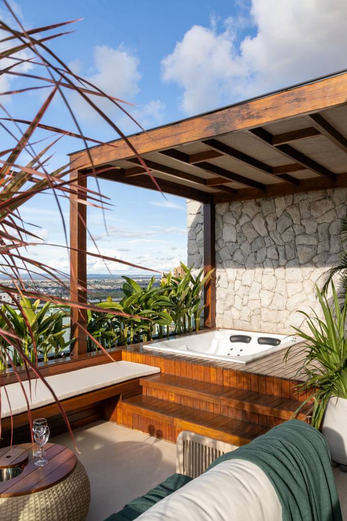 Cobertura tem área externa com hidromassagem e vista para a cidade. Projeto de Cecília Herculano.