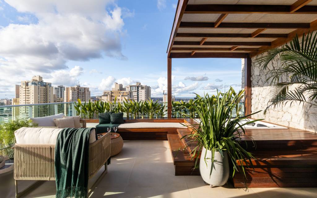 Cobertura tem área externa com hidromassagem e vista para a cidade
