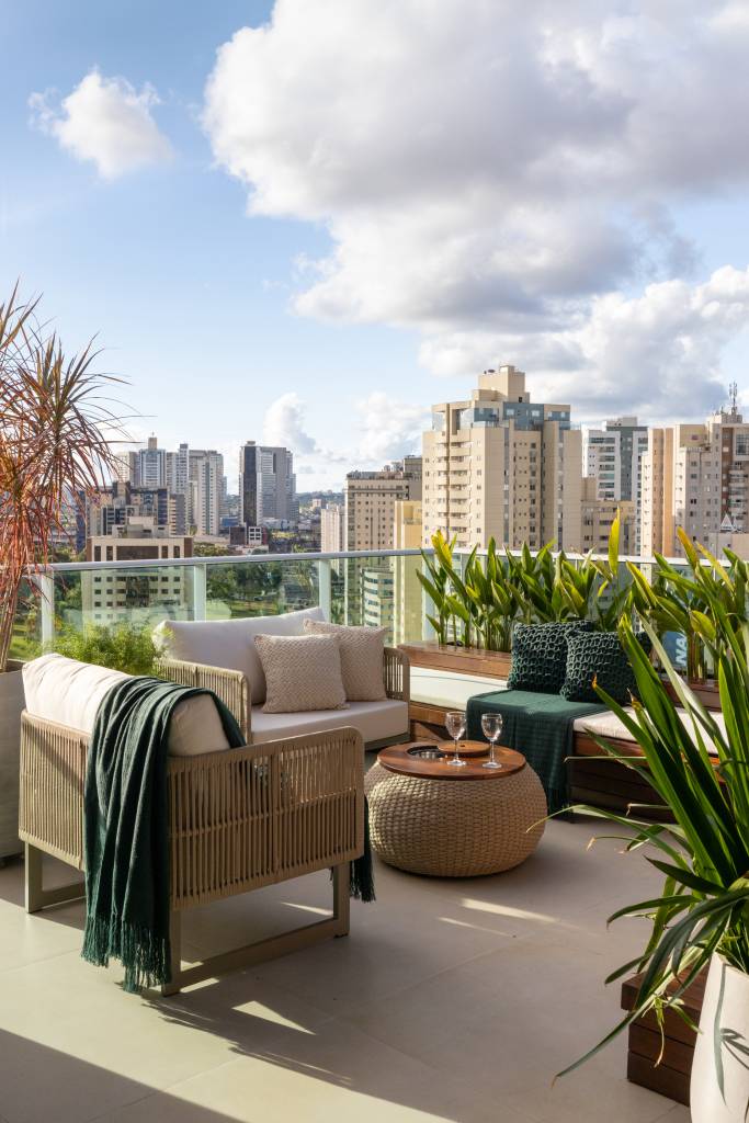 Cobertura tem área externa com hidromassagem e vista para a cidade. Projeto de Cecília Herculano.