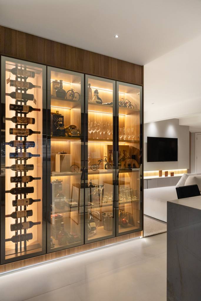 Cobertura tem área externa com hidromassagem e vista para a cidade. Projeto de Cecília Herculano.