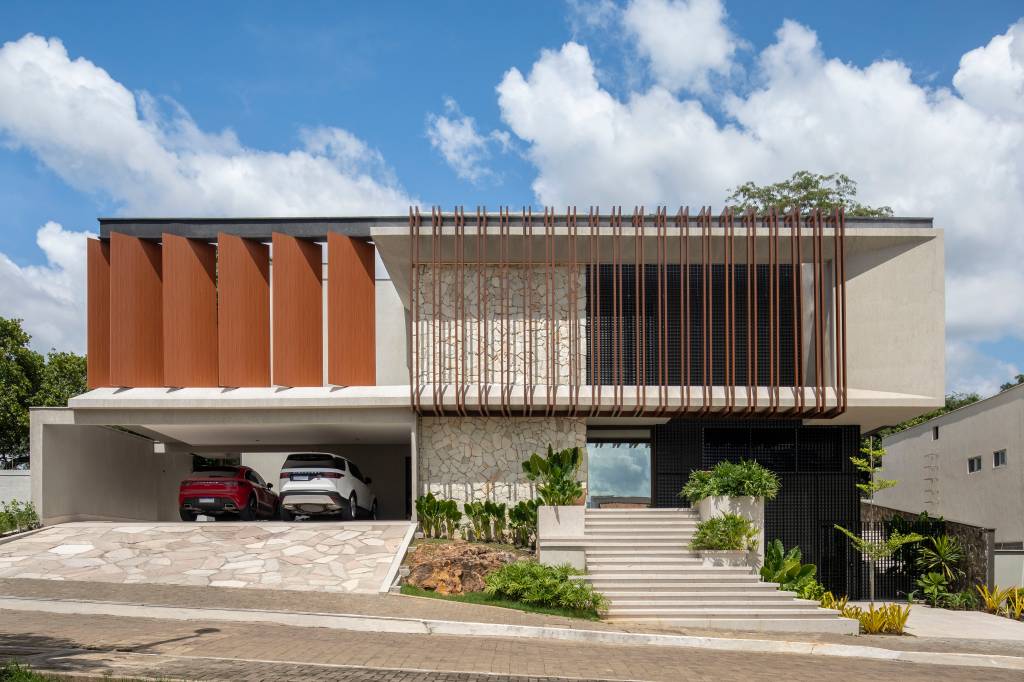 com-integracao-reforma-cria-novos-espacos-em-casa-de-mil-metros-quadrados1 Com integração, reforma cria novos espaços em casa de mil metros quadrados Projeto assinado pela arquiteta Vangii Guerra foi desenvolvido para casa em Teresina, no Piauí. Fachada.