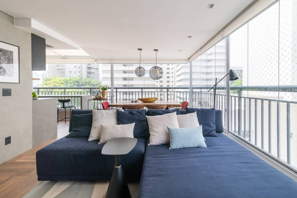 estante-escalavel-na-sala-faz-deste-ape-um-lar-ideal-para-os-gatos-neruda-e-romeu-abrazzo-interiores-13-varanda-sofa-azul Estante escalável na sala faz deste apê um lar ideal para os gatos Neruda e Romeu. Projeto de Abrazo Interiores.